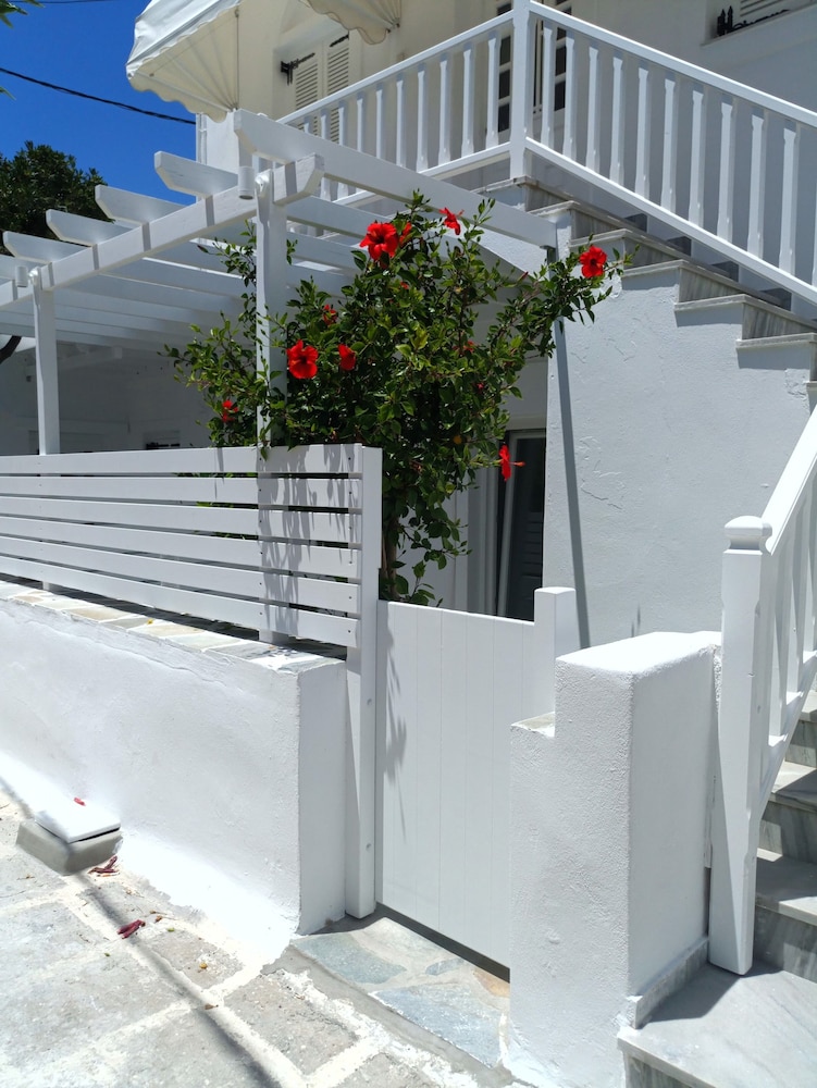 Daphne - carbon neutral hotel in Paros