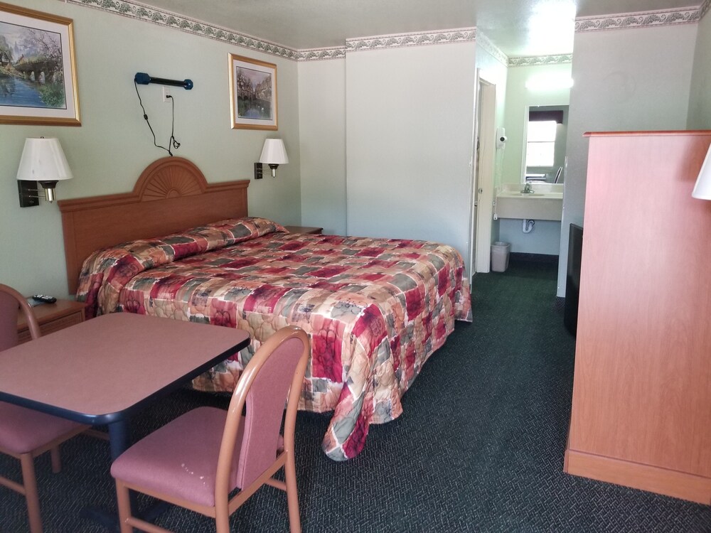 Haltom Inn - photo 6