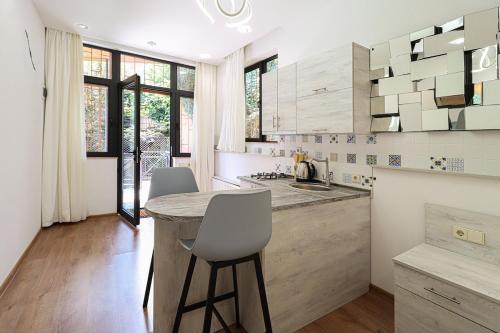 Modern 1br Apt Near Rustaveli by Wehost
