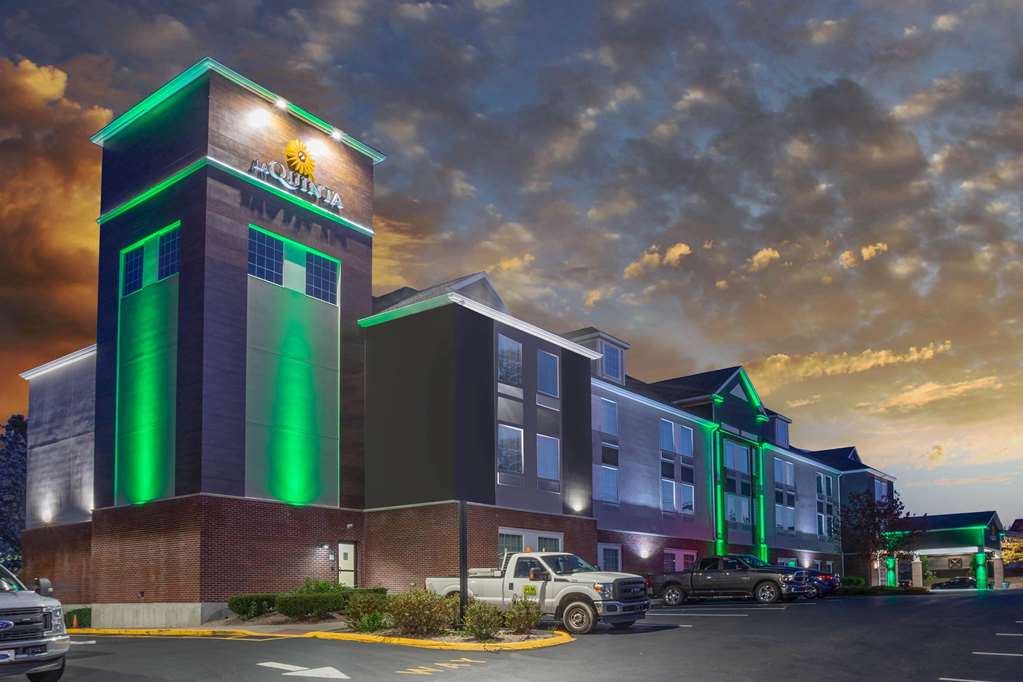 La Quinta Inn & Suites by Wyndham Stonington Mystic Area - photo 4