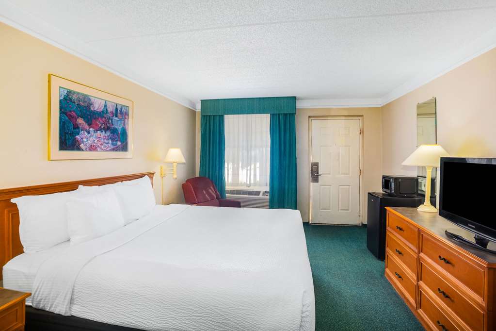 Super 8 by Wyndham Eagle Pass - photo 13