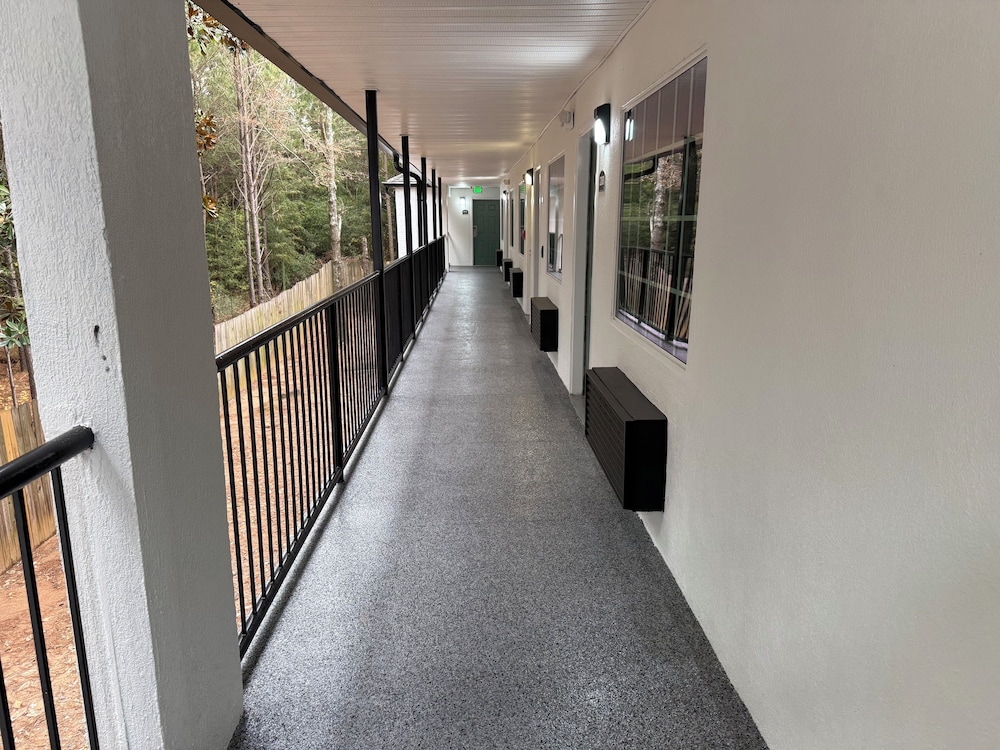 Magnolia Bay Hotel & Suites - photo 16