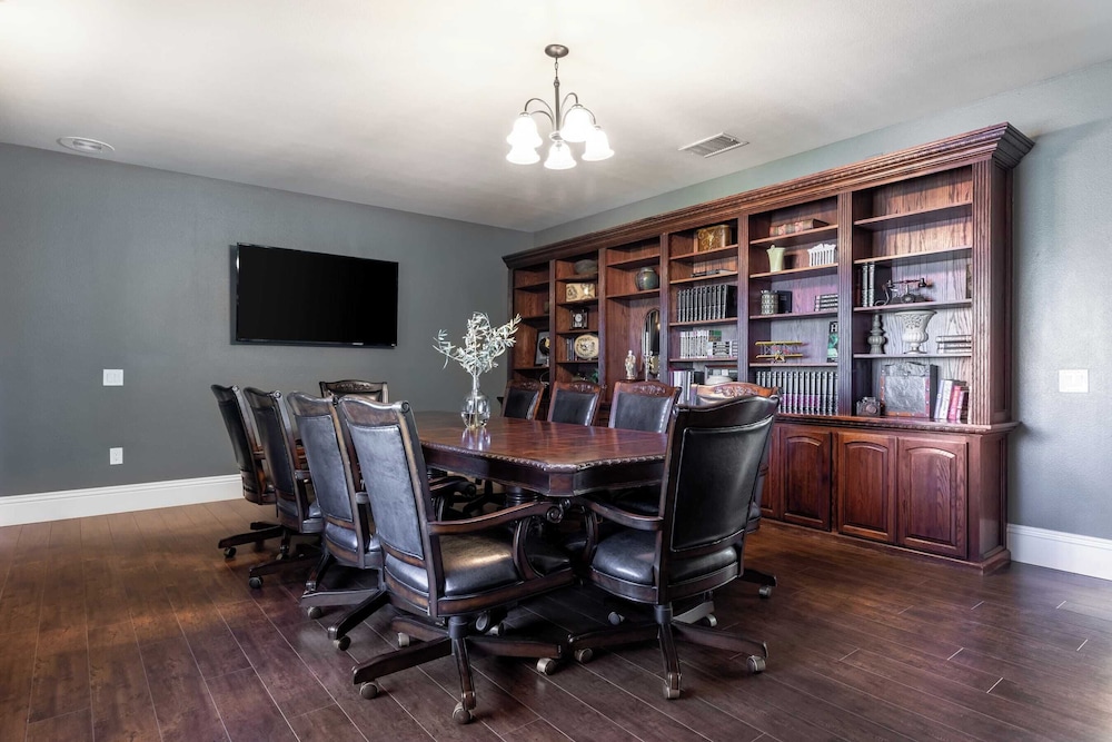 Sleeps 20 Vineyard Estate w Resort Pool Spa Game Room Wilson Creek Manor by AvantStay - photo 39