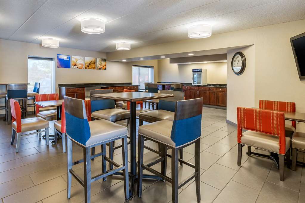 Comfort Inn Grand Rapids Airport - photo 32