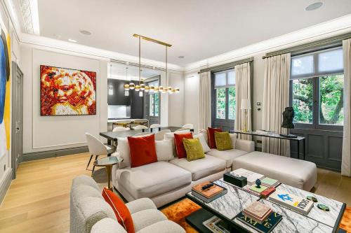 Ultra Luxury 3 Bed in Holland Park with Central AC — 4-Star Luxury Hotel in London, United Kingdom