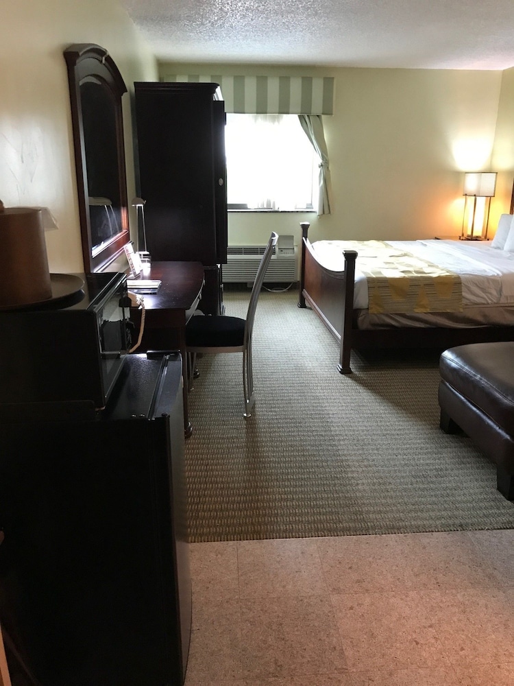Marvin's Garden Inn - photo 9