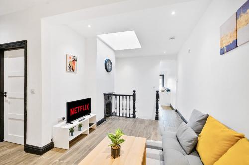 Modern Duplex Apartment Located Near City Centre With Free Parking Wi Fi & Netflix By Ai Estate Group