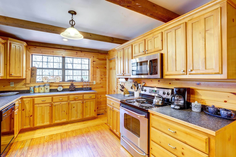 Lakefront Blue Ridge Cabin with Hot Tub — 4-Star Luxury Hotel in Blue Ridge, United States