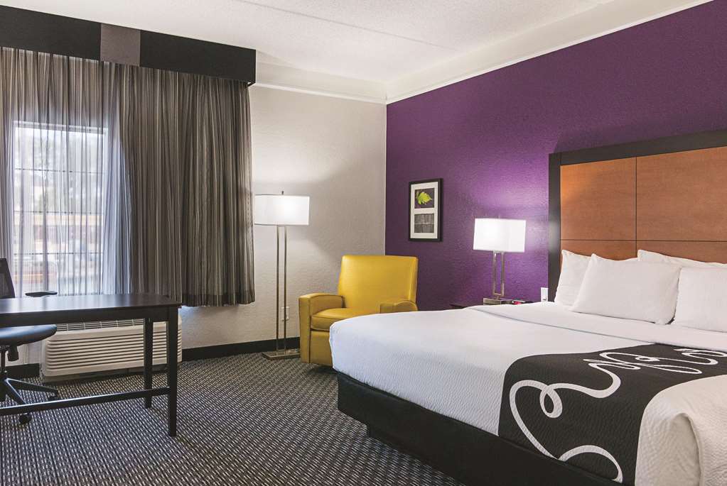 La Quinta Inn & Suites by Wyndham Orlando Airport North - featured photo