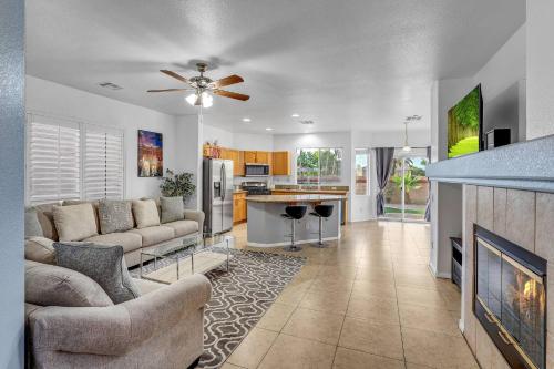 Big Family King Beds Desks Pool Table BBQ Yard in Las Vegas, United States