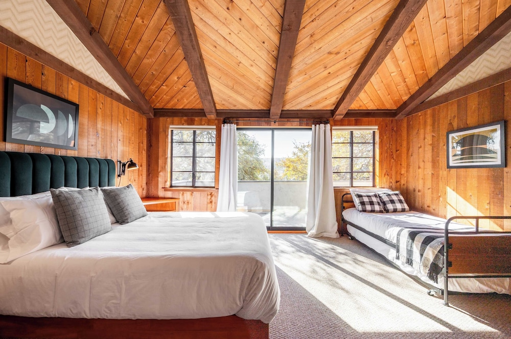 Cathedral by Avantstay Charming Secluded Estate w Sauna Pool Table & Views of the Rolling Hills - photo 36