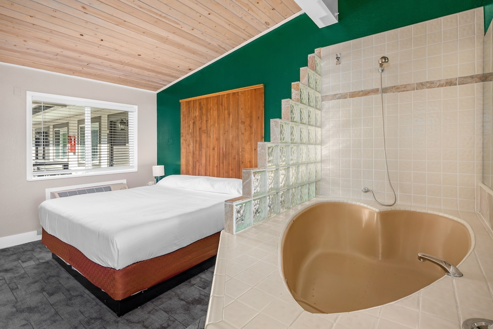 The Inn at Boatworks - photo 21