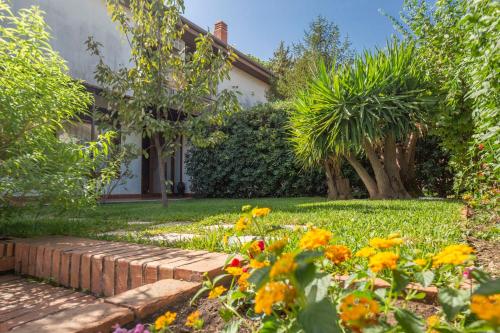 Elegante Villa Con Giardino Tra Catania Ed Etna — 4-Star Luxury Hotel in Tremestieri Etneo, Italy