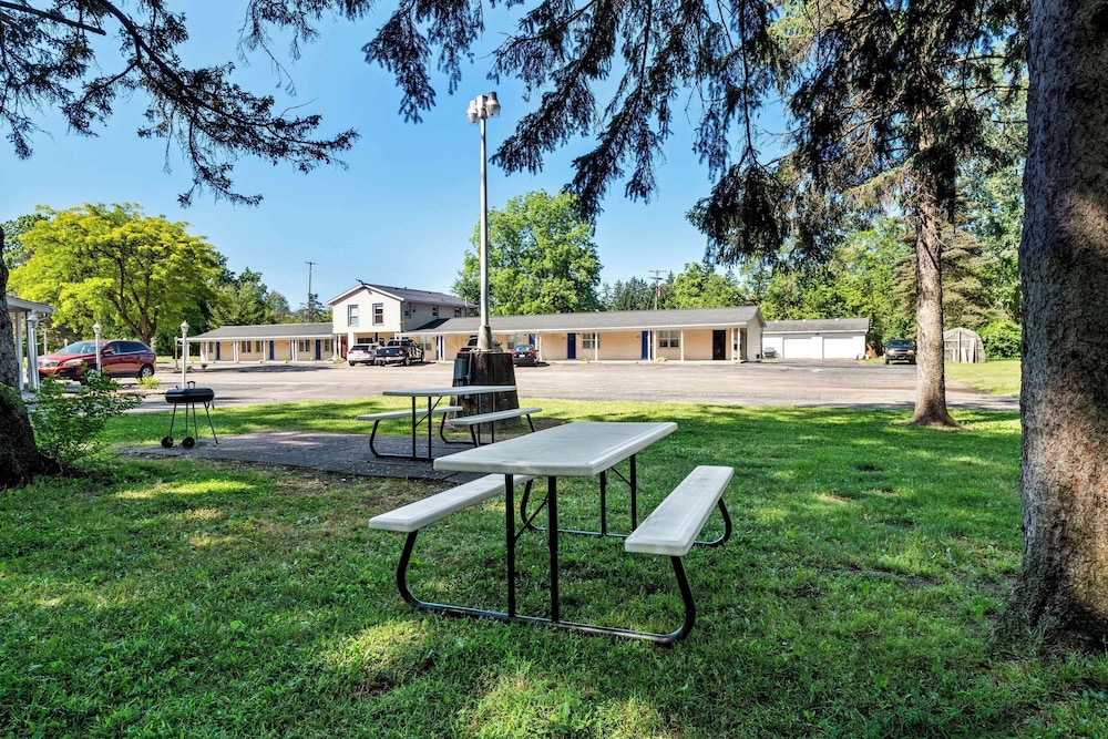 Americas Best Value Inn Jonesville Hillsdale - photo 26