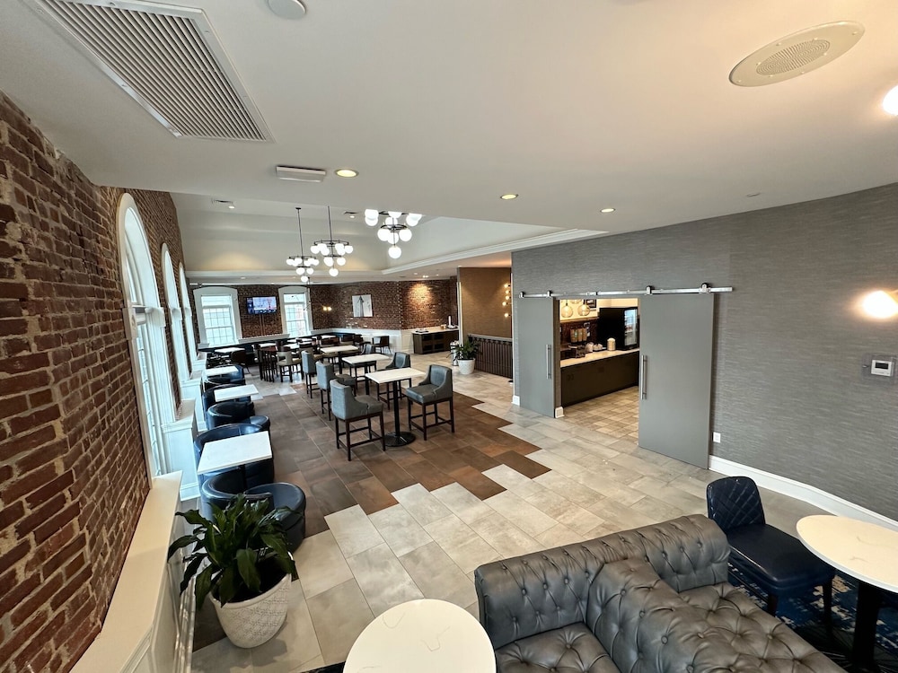 Hampton Inn & Suites Huntington Downtown - photo 22
