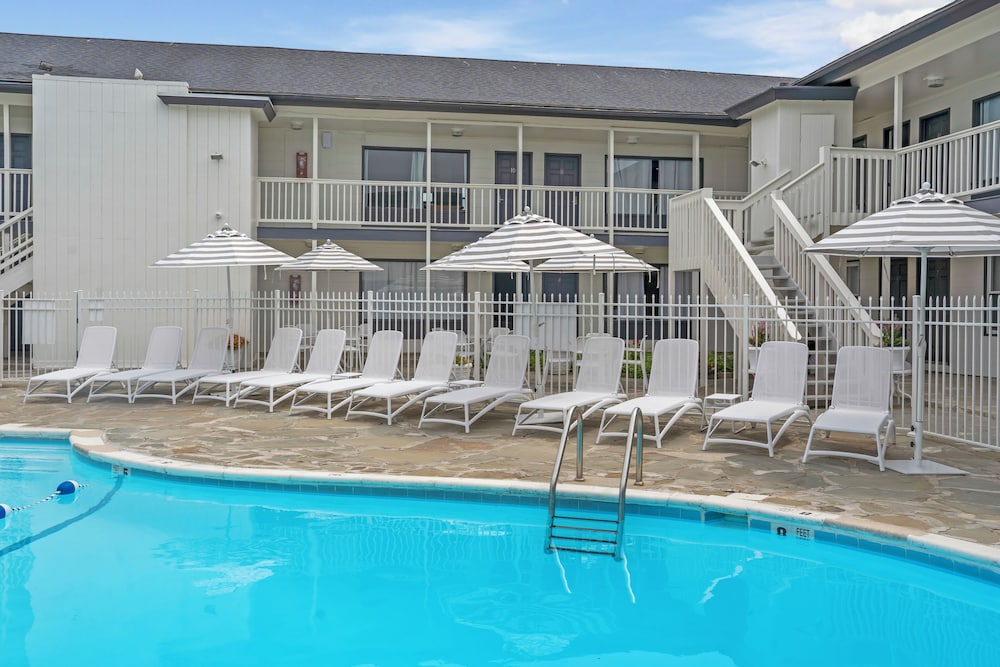 A Wave Inn — hotel in Montauk