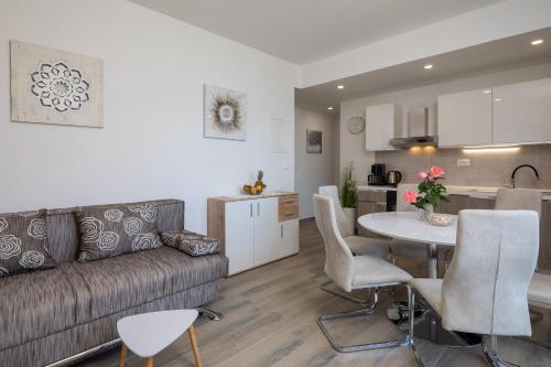 Apartments 20 meters from the beach — 4-Star Luxury Hotel in Jesenice, Croatia