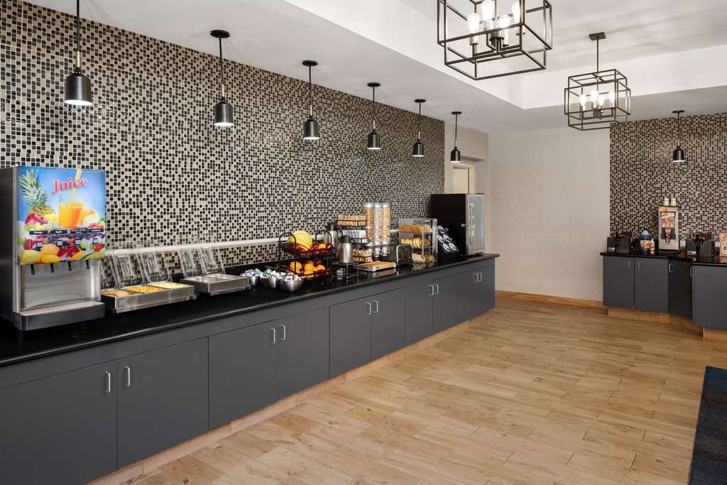 La Quinta Inn & Suites by Wyndham Santa Clarita Valencia - photo 32
