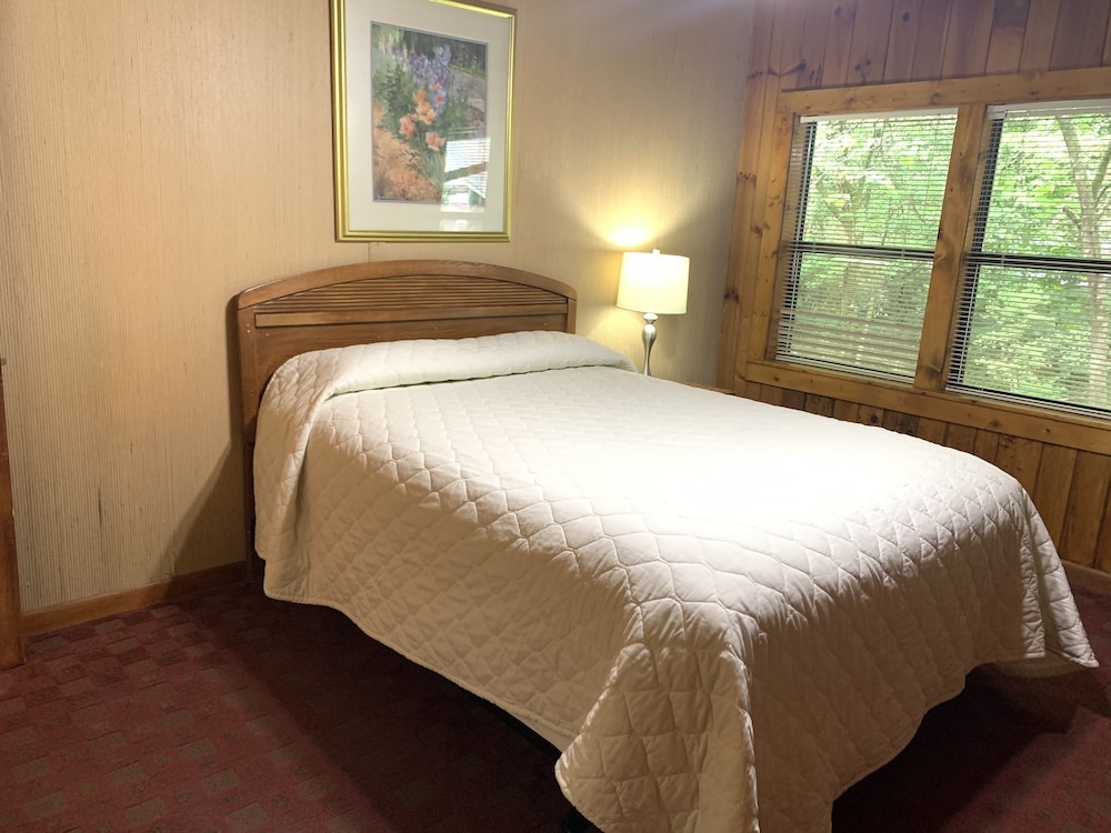 Carr's Northside Motel and Cottages - photo 11