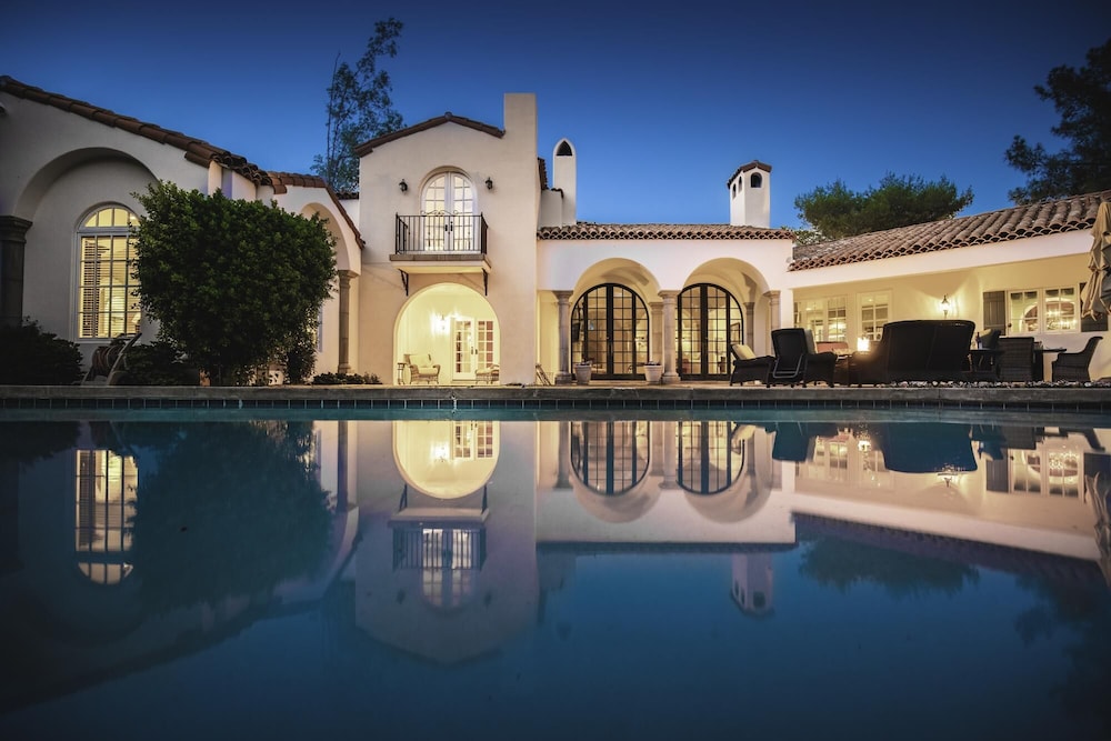 Catalina by AvantStay Private Grand Estate Backyard & Pool - photo 17