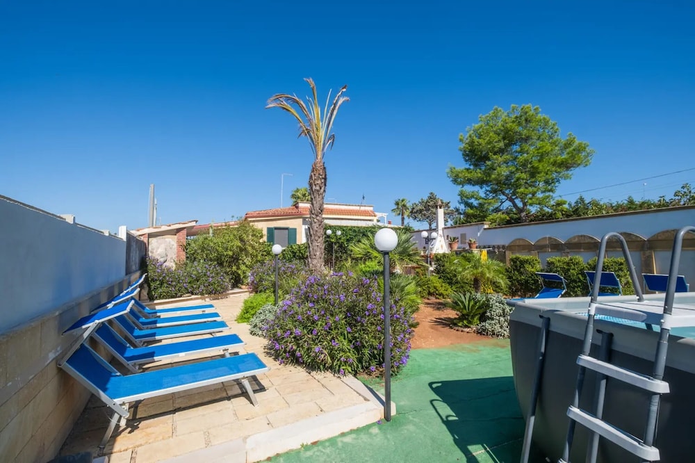 Sirena Apartment in Luxury Villa With Shared Pool — 4-Star Luxury Hotel in Porto Cesareo, Italy