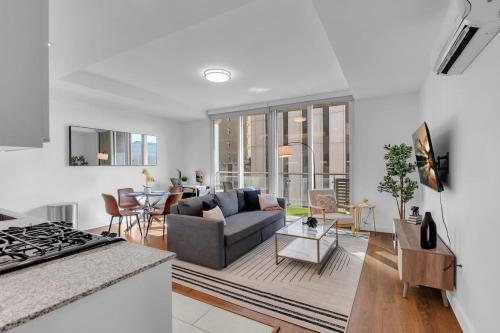 Stylish 1BR Near BOKCntr Gym Lounge Balcony Pet OK — 4-Star Luxury Hotel in Tulsa, United States