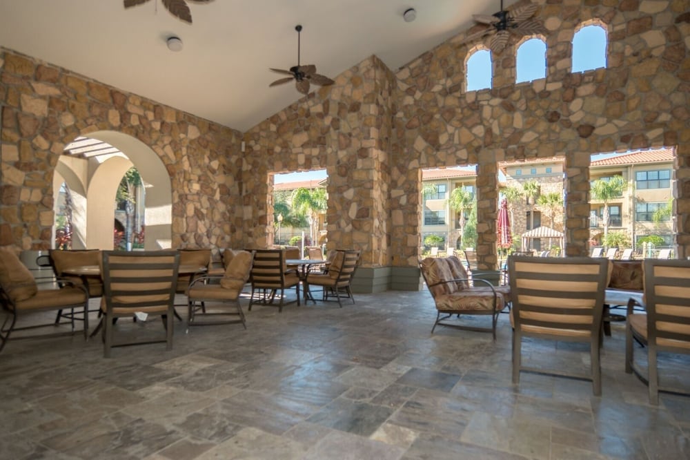 10 miles to Disney World 2 pools fitness room WiFi balcony washer dryer kitchen — 4-Star Luxury Hotel in Davenport, United States