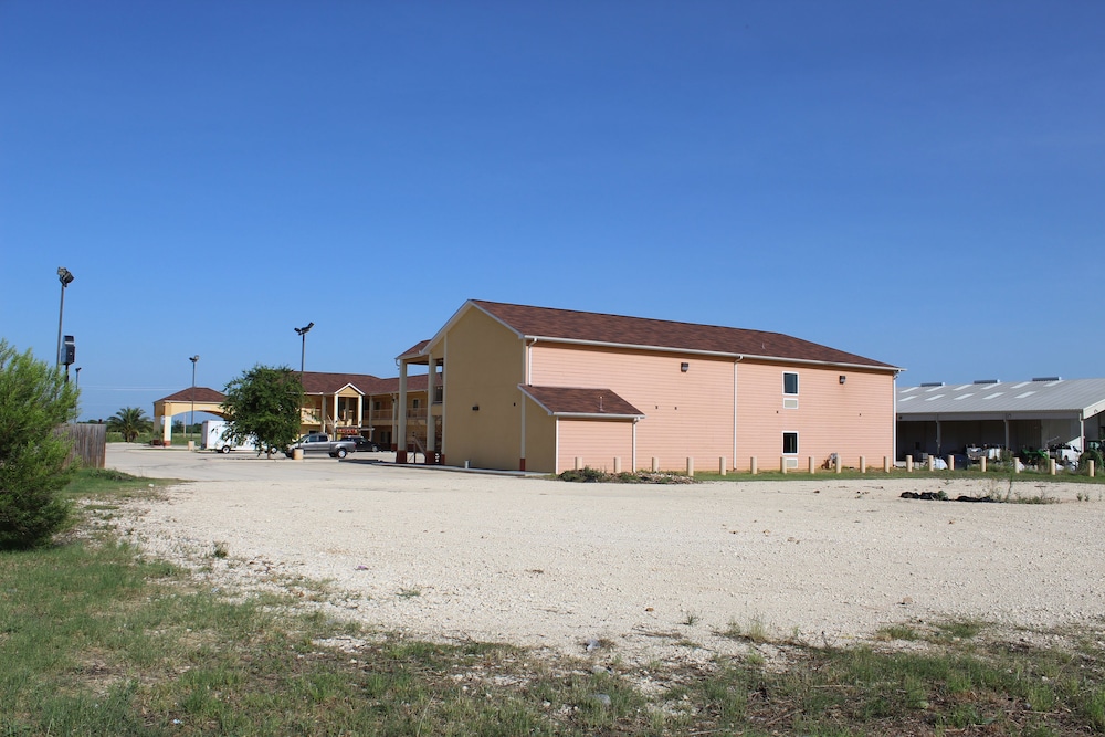 Horizon Inn & Suites Pearsall - photo 23