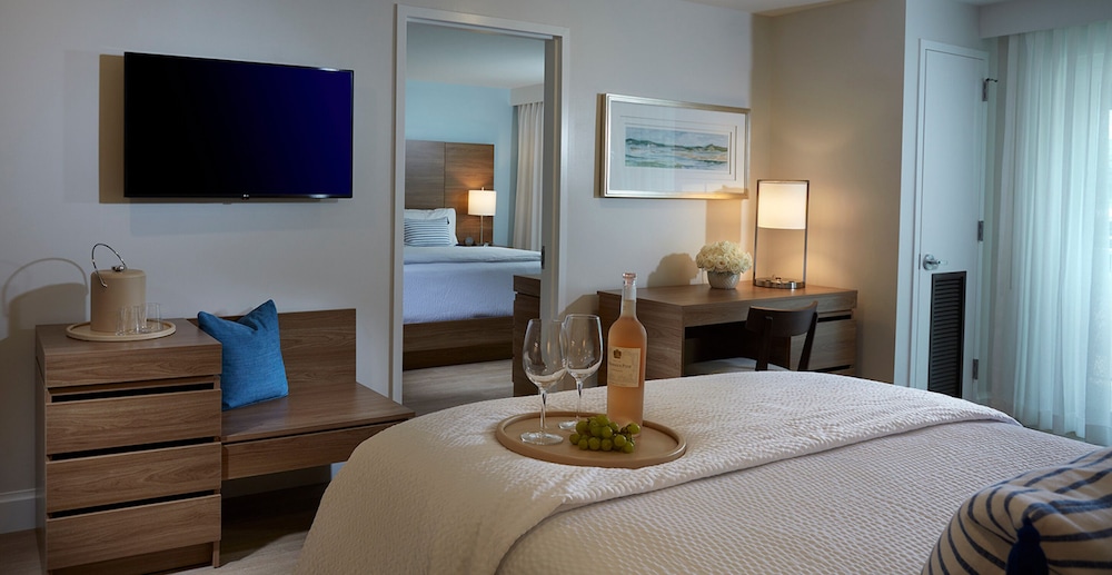 The Pointe Hotel - photo 6