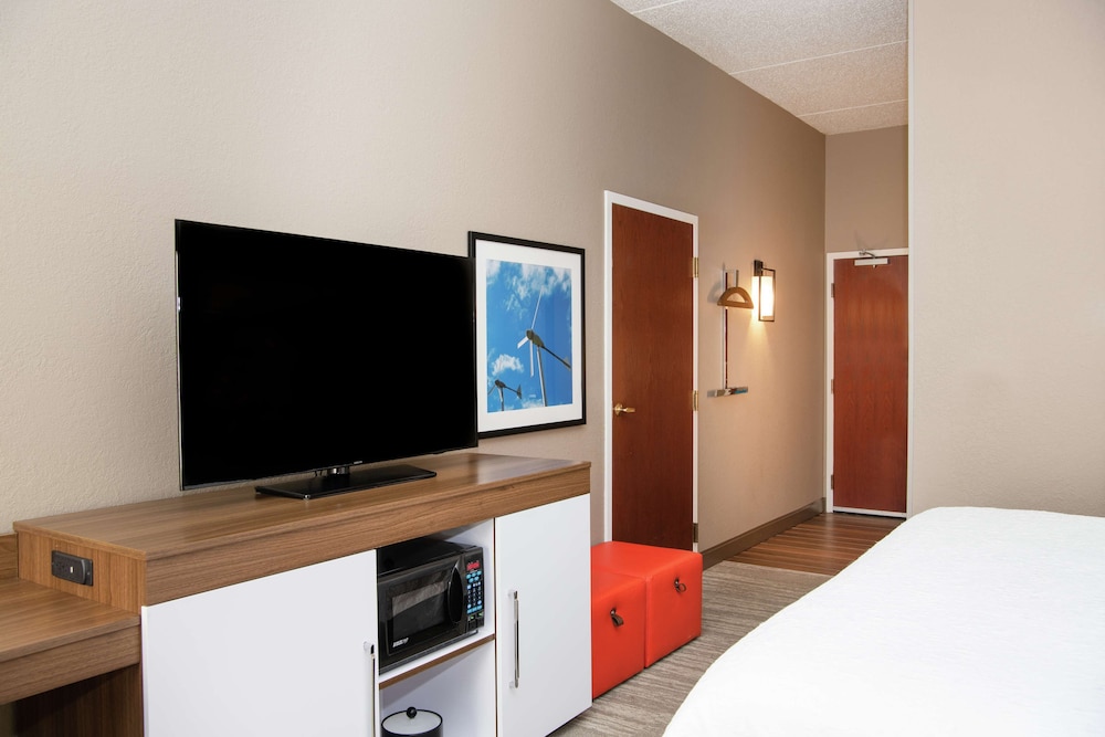 Hampton Inn Erie South - photo 12