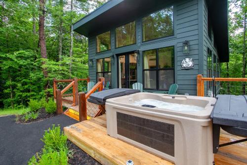 Smoky Mountain Dove Hot Tub Firepit Fireplace — 4-Star Luxury Hotel in Sevierville, United States
