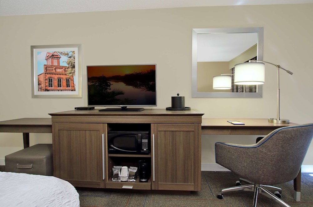 Hampton Inn Madison - photo 6