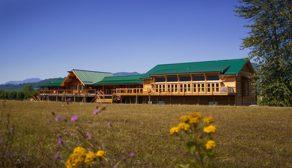 Fraser River Lodge — 4-Star Luxury Hotel in Agassiz, Canada