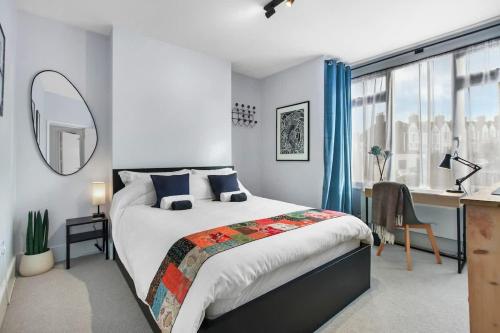 Modern Double bedroom in city apartment room 1 — 4-Star Luxury Hotel in London, United Kingdom