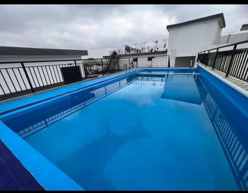 Executive 3 Bedroom All Ensuite With 3 Balconies Gym Netfix Pool