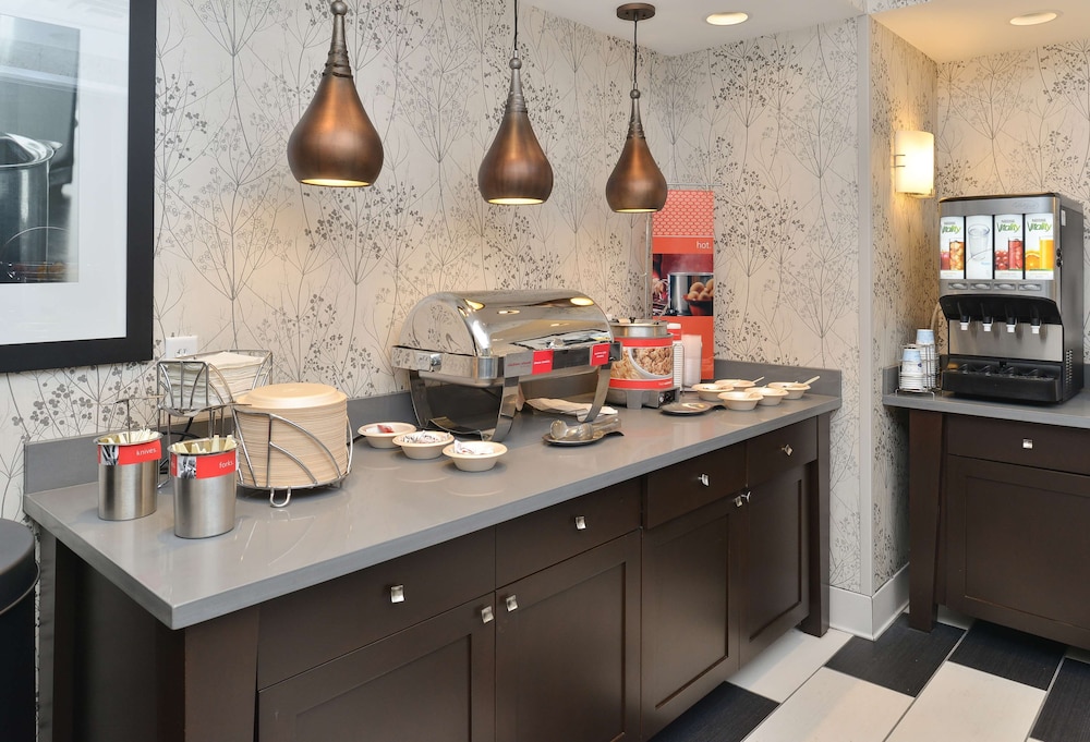 Hampton Inn & Suites Des Moines Downtown - photo 40