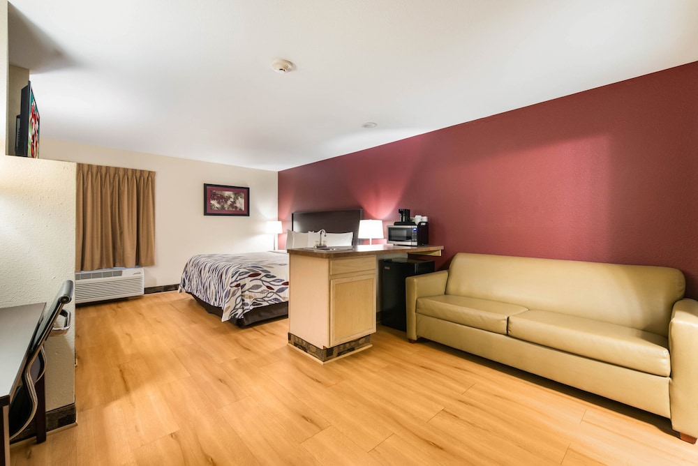 Econo Lodge Inn & Suites - photo 17