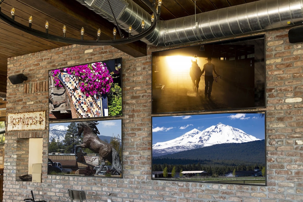 Ski Inn Taphouse Hotel - photo 33