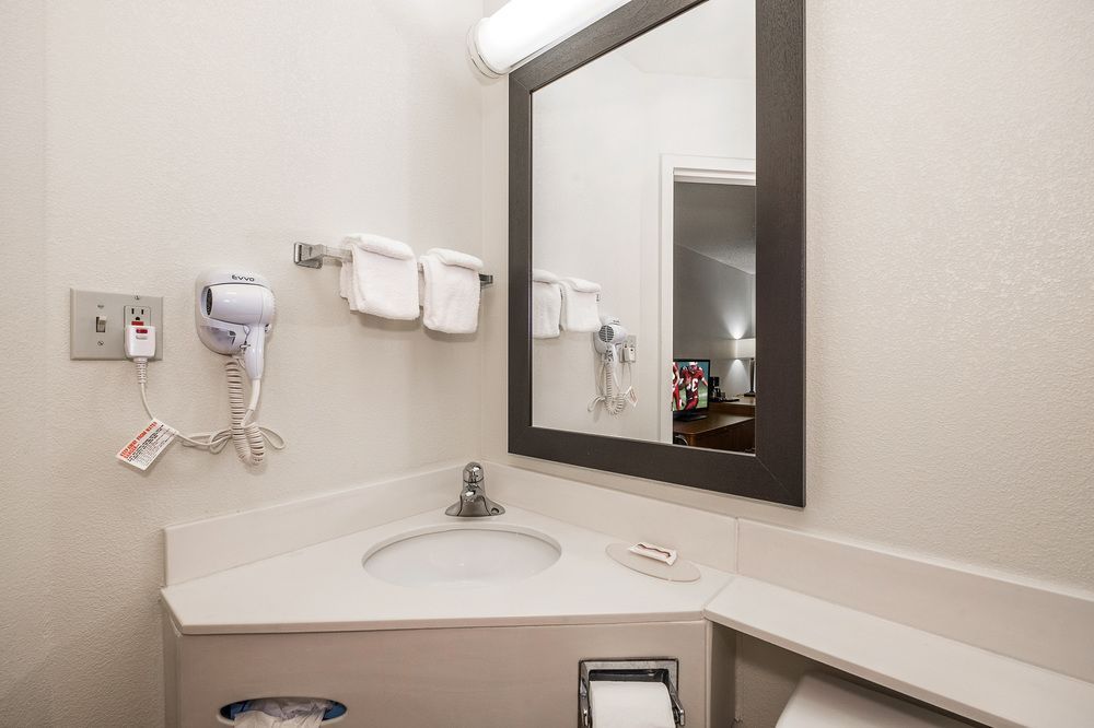 Cedar Rapids Inn - photo 20