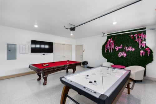 NEW 3bd 2.5 bath w Game room lounge Hot tub pool fire pit and more — 4-Star Luxury Hotel in Santa Clara, United States