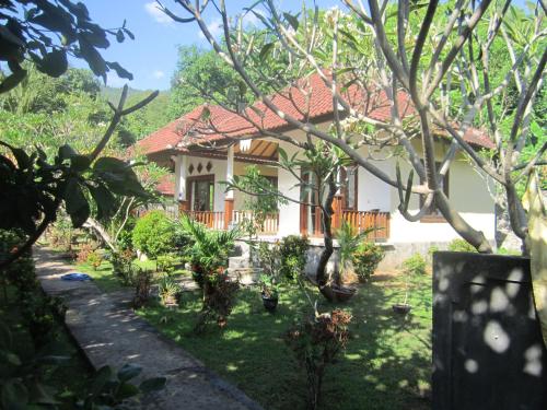 Teman Teman Bungalows 1 - carbon neutral hotel in Abang