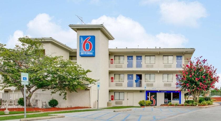 Motel 6 Columbia West — hotel in Columbia