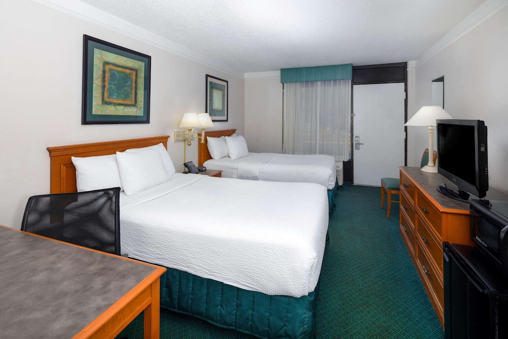Super 8 by Wyndham Savannah - photo 14