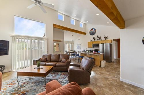 B1 Hidden Valley Villa I Large Patio I Pool and Hot Tub — 4-Star Luxury Hotel in Moab, United States