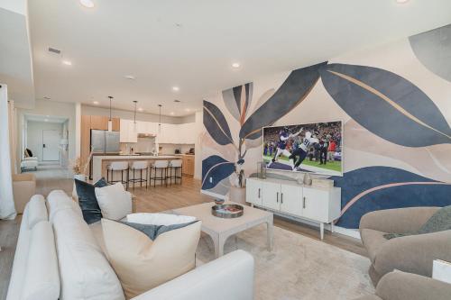 Hyve Tropical Peach Walk to Broadway Pool&Gym in Nashville, United States