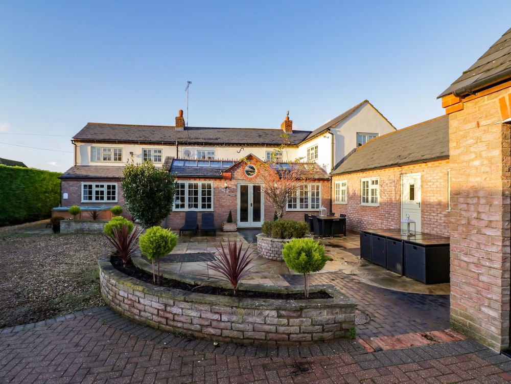 Home Farm Cottage — 4-Star Luxury Hotel in Southam, United Kingdom