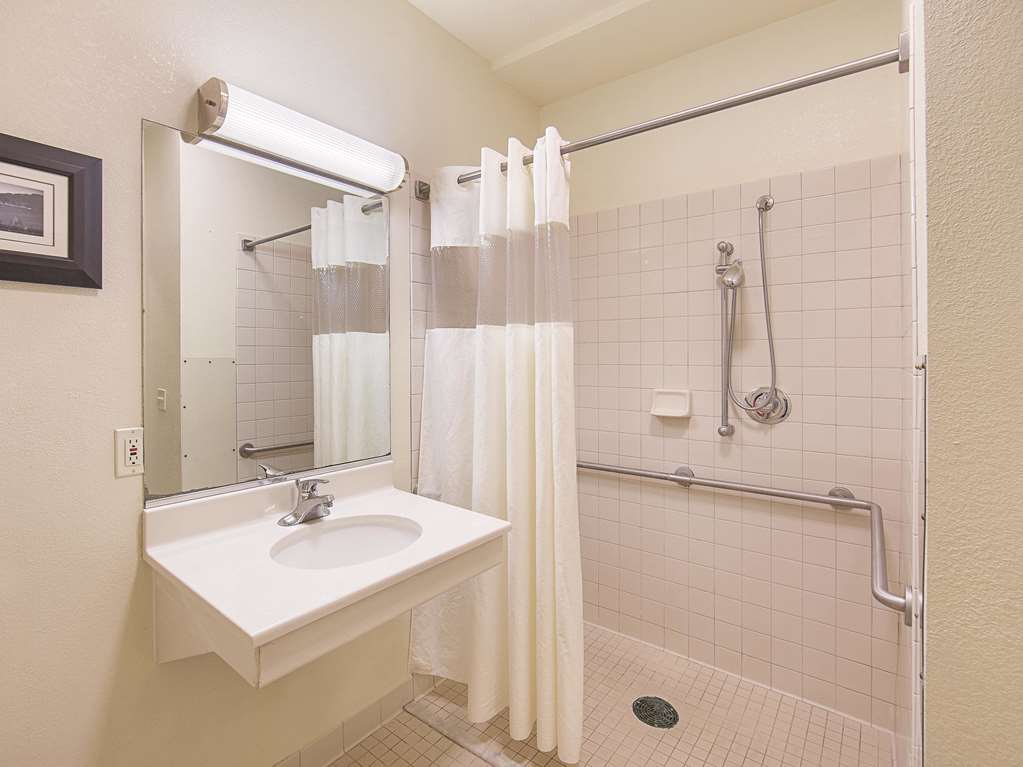 La Quinta Inn & Suites by Wyndham Central Point Medford - photo 21