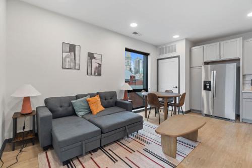 CozySuites Mass with parking lounge & roof deck #29 — 4-Star Luxury Hotel in Indianapolis, United States