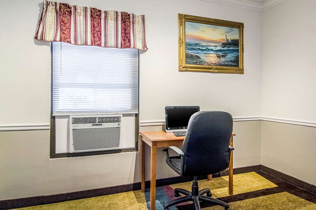 Econo Lodge Darien - photo 25