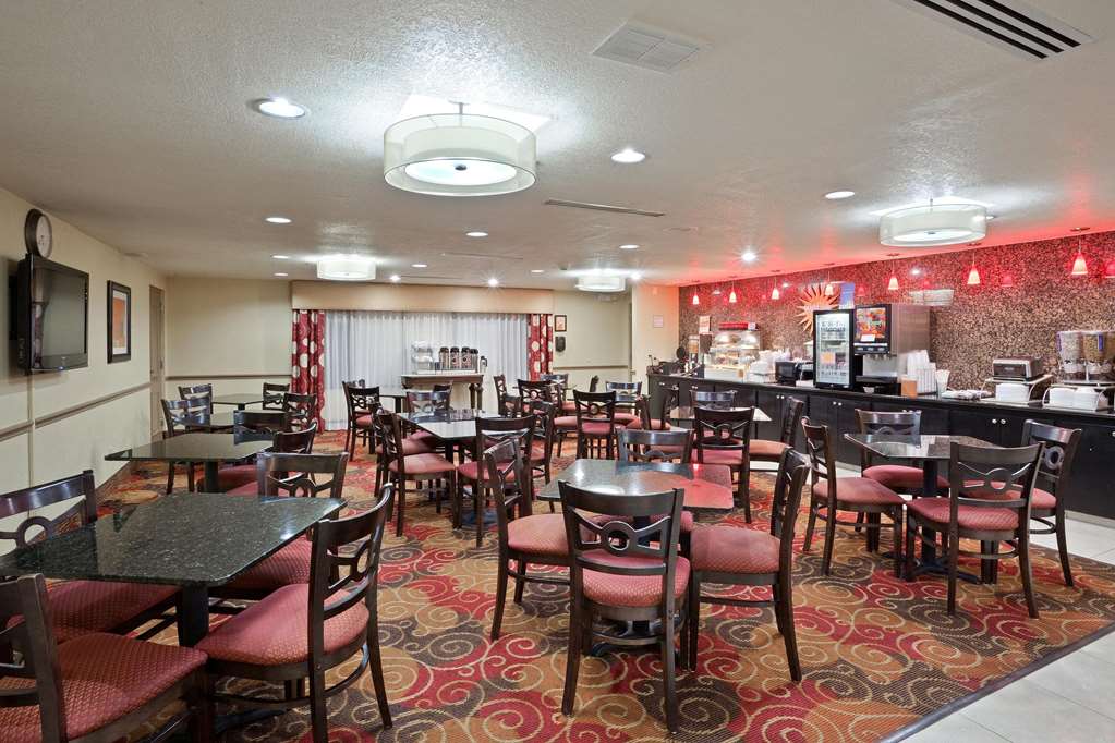 La Quinta Inn & Suites by Wyndham Salina - photo 57